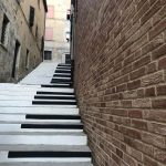 Street Art nelle Marche, Mondolfo Galleria senza soffitto: scalinata pianoforte