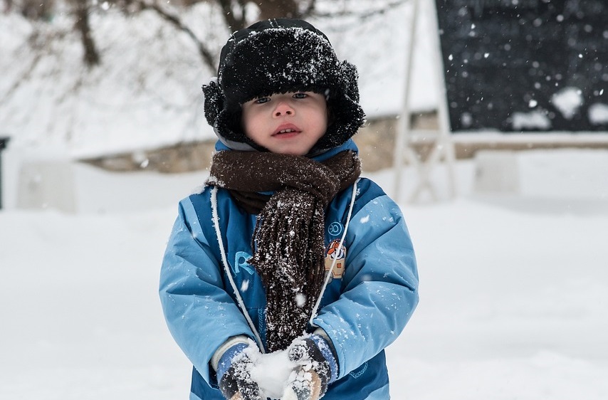 Bambino in inverno